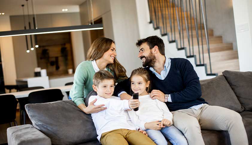 familia-feliz-en-vivienda-nueva-promotora-inmobiliaria-sant-boi-de-llobregat